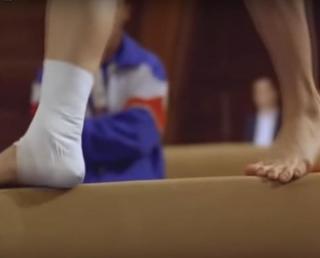 Amy Jo Johnson feet photo thumbnail