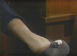 Amy Jo Johnson feet photo thumbnail