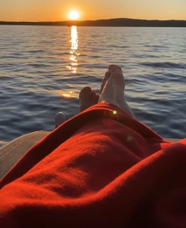 Amy Jo Johnson feet photo thumbnail
