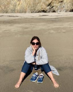 Amy Jo Johnson feet photo thumbnail