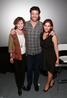 Amy Jo Johnson feet photo thumbnail