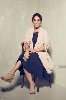 Amy Jo Johnson feet photo thumbnail