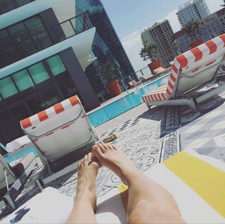 Amy Jo Johnson feet photo thumbnail