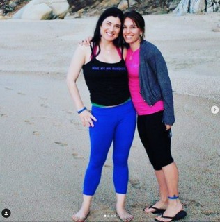 Amy Jo Johnson feet photo thumbnail