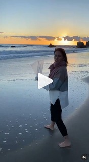 Amy Jo Johnson feet photo thumbnail