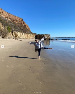 Amy Jo Johnson feet photo thumbnail