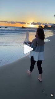 Amy Jo Johnson feet photo thumbnail