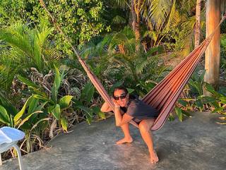 Amy Jo Johnson feet photo thumbnail