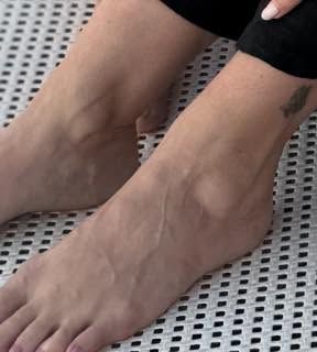 Amy Jo Johnson feet photo 5