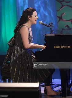 Amy Lee feet photo thumbnail