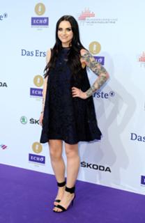 Amy Macdonald feet photo thumbnail