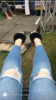 Amy Macdonald feet photo thumbnail