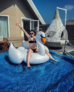 Amy Macdonald feet photo thumbnail