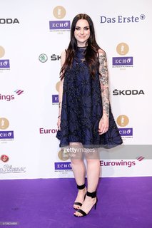 Amy Macdonald feet photo thumbnail