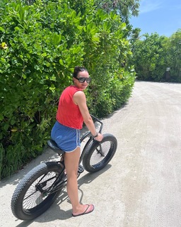 Amy Macdonald feet photo thumbnail