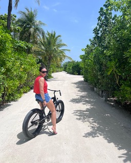 Amy Macdonald feet photo thumbnail