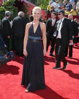 Amy Poehler feet photo thumbnail