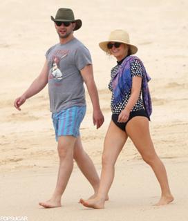 Amy Poehler feet photo thumbnail