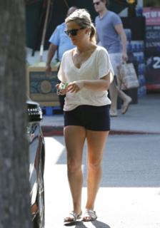 Amy Poehler feet photo thumbnail