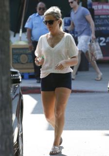 Amy Poehler feet photo thumbnail