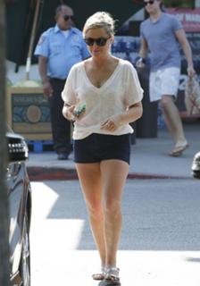 Amy Poehler feet photo thumbnail