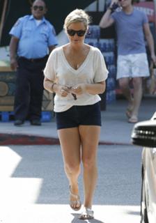 Amy Poehler feet photo thumbnail