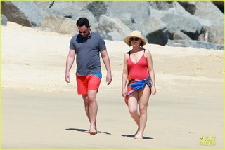 Amy Poehler feet photo thumbnail
