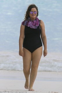 Amy Poehler feet photo thumbnail