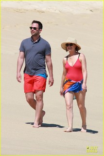 Amy Poehler feet photo thumbnail