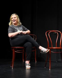 Amy Poehler feet photo thumbnail