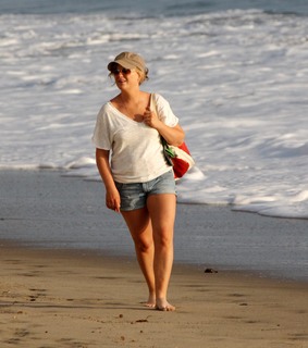 Amy Poehler feet photo thumbnail