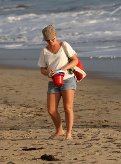 Amy Poehler feet photo thumbnail