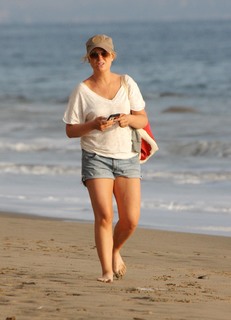 Amy Poehler feet photo thumbnail