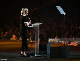 Amy Poehler feet photo thumbnail