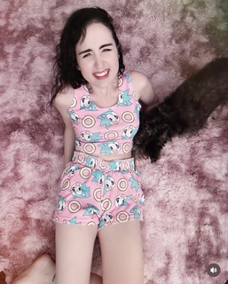 Amy Roberts feet photo 8