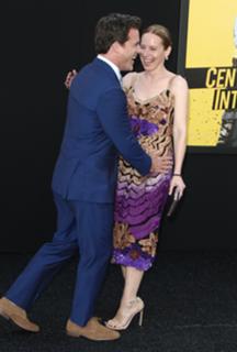 Amy Ryan feet photo thumbnail