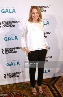Amy Ryan feet photo thumbnail
