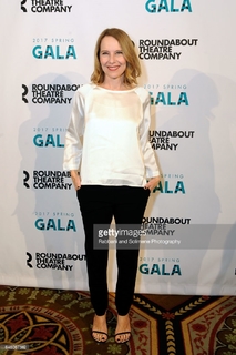 Amy Ryan feet photo thumbnail