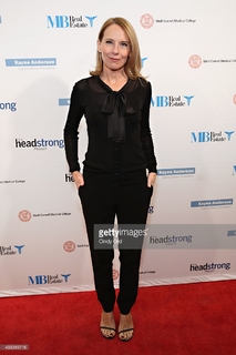 Amy Ryan feet photo thumbnail