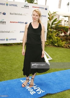Amy Ryan feet photo thumbnail