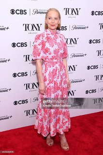 Amy Ryan feet photo thumbnail