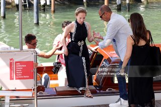Amy Ryan feet photo thumbnail