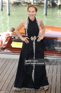 Amy Ryan feet photo thumbnail