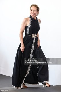 Amy Ryan feet photo thumbnail