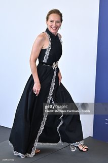 Amy Ryan feet photo thumbnail