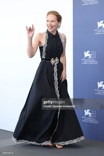 Amy Ryan feet photo thumbnail