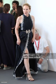 Amy Ryan feet photo thumbnail