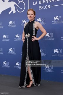 Amy Ryan feet photo thumbnail