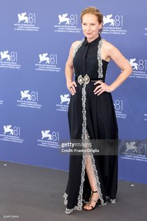 Amy Ryan feet photo thumbnail