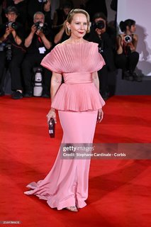 Amy Ryan feet photo thumbnail